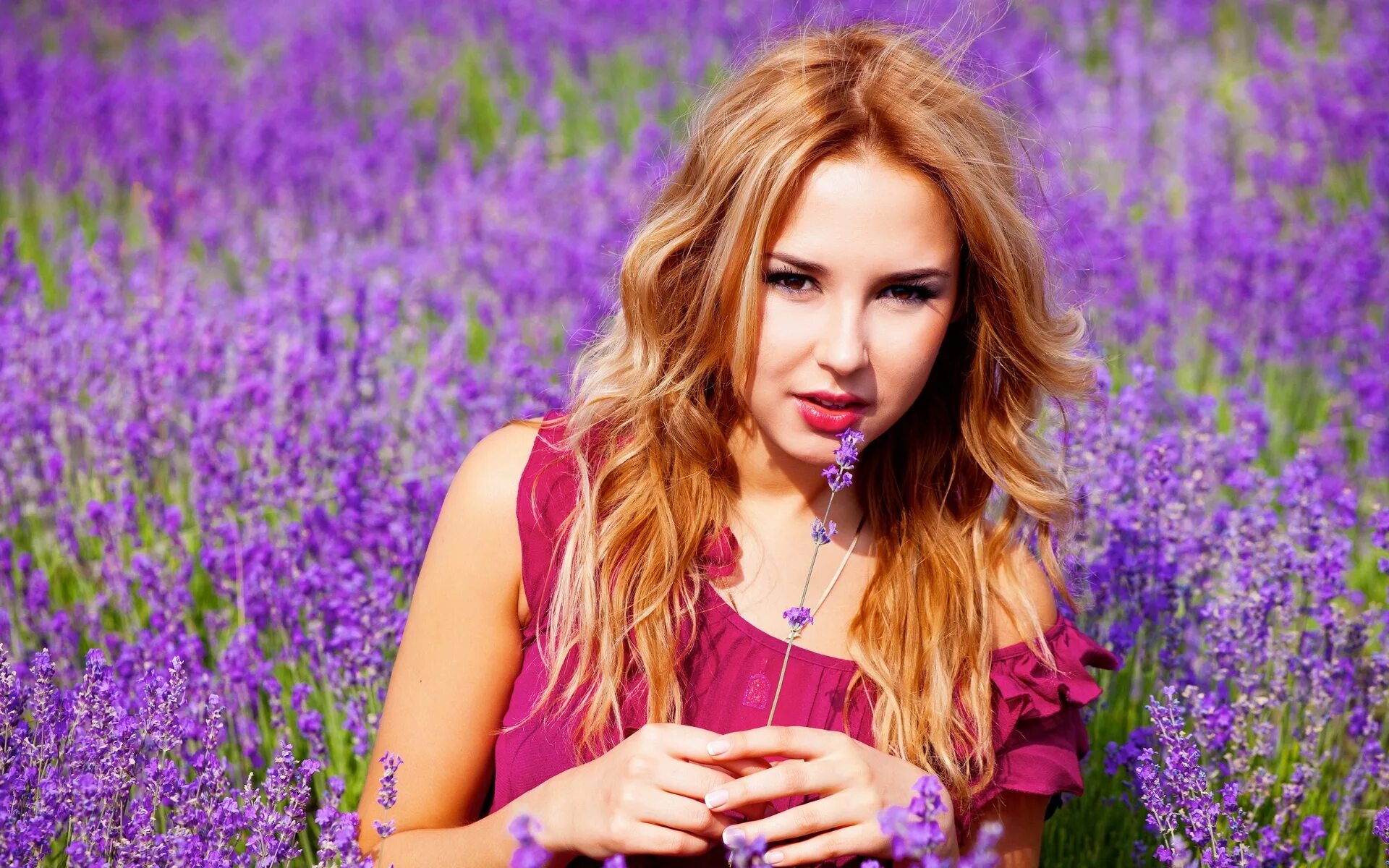 Девушка брюнетка. Тоны девушек. Фотосессия с цветами. Фотосессия в цветах. Девушка с весенними цветами.