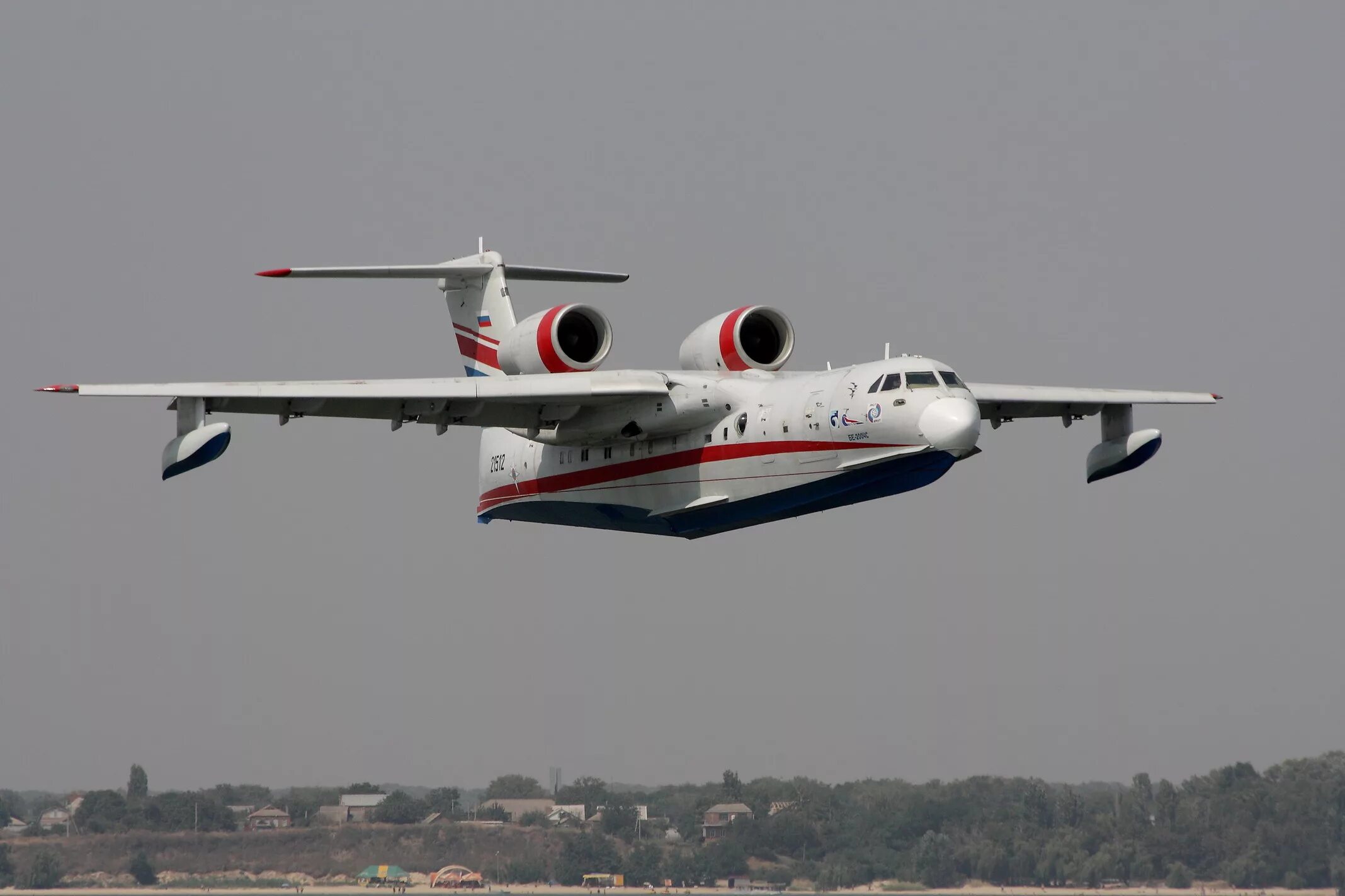 Б 200 самолет. Самолет-амфибия бе-200. Самолёт-амфибия бе-200чс. Самолет бе-200 МЧС. Амфибия бе 200 ЧС.