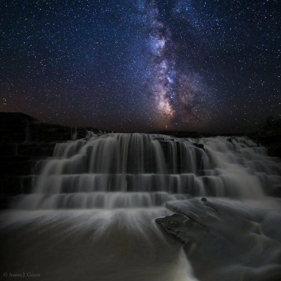 северное сияние водопад. водопад ночью. горы водопад ночь.