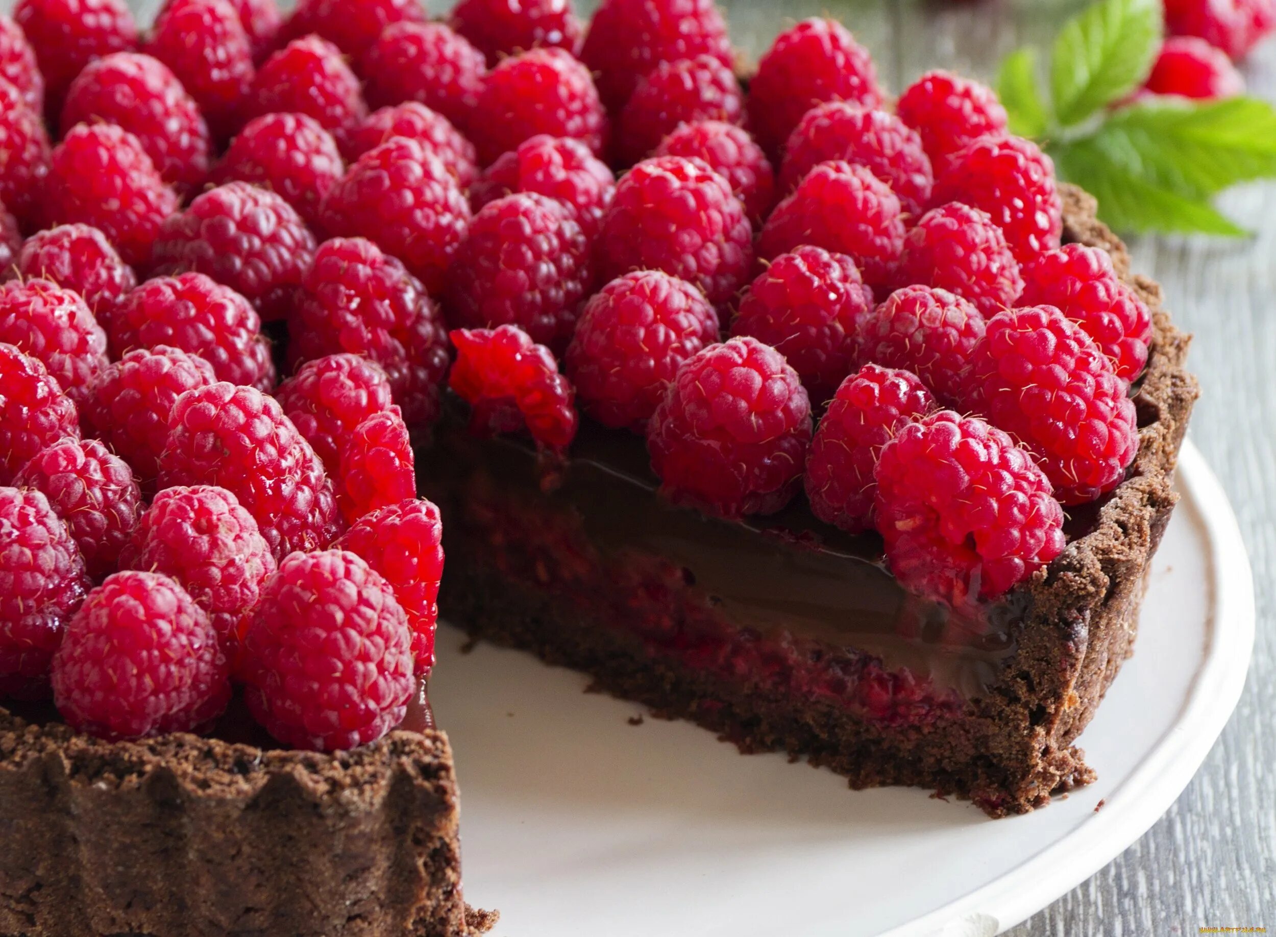 Летний торт. Украшение торта. С днем рождения малиновый торт. Торт с малиной. Торт малина шоколадовна.