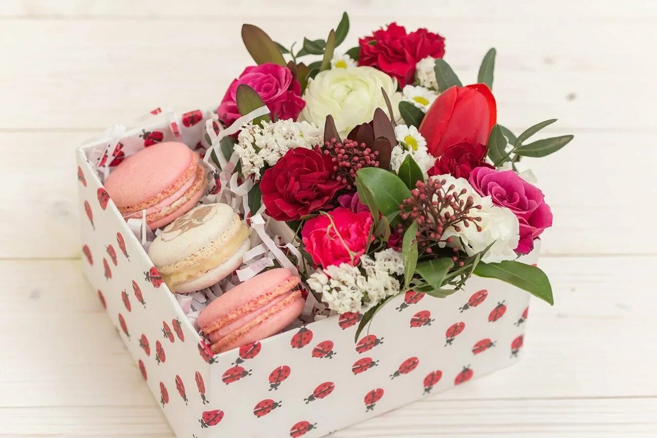 Цветы в коробке. Коробки с цветами и сладостями. Коробки с цветами и конфетами. Коробочка с цветами. Цветы в коробке с конфетами