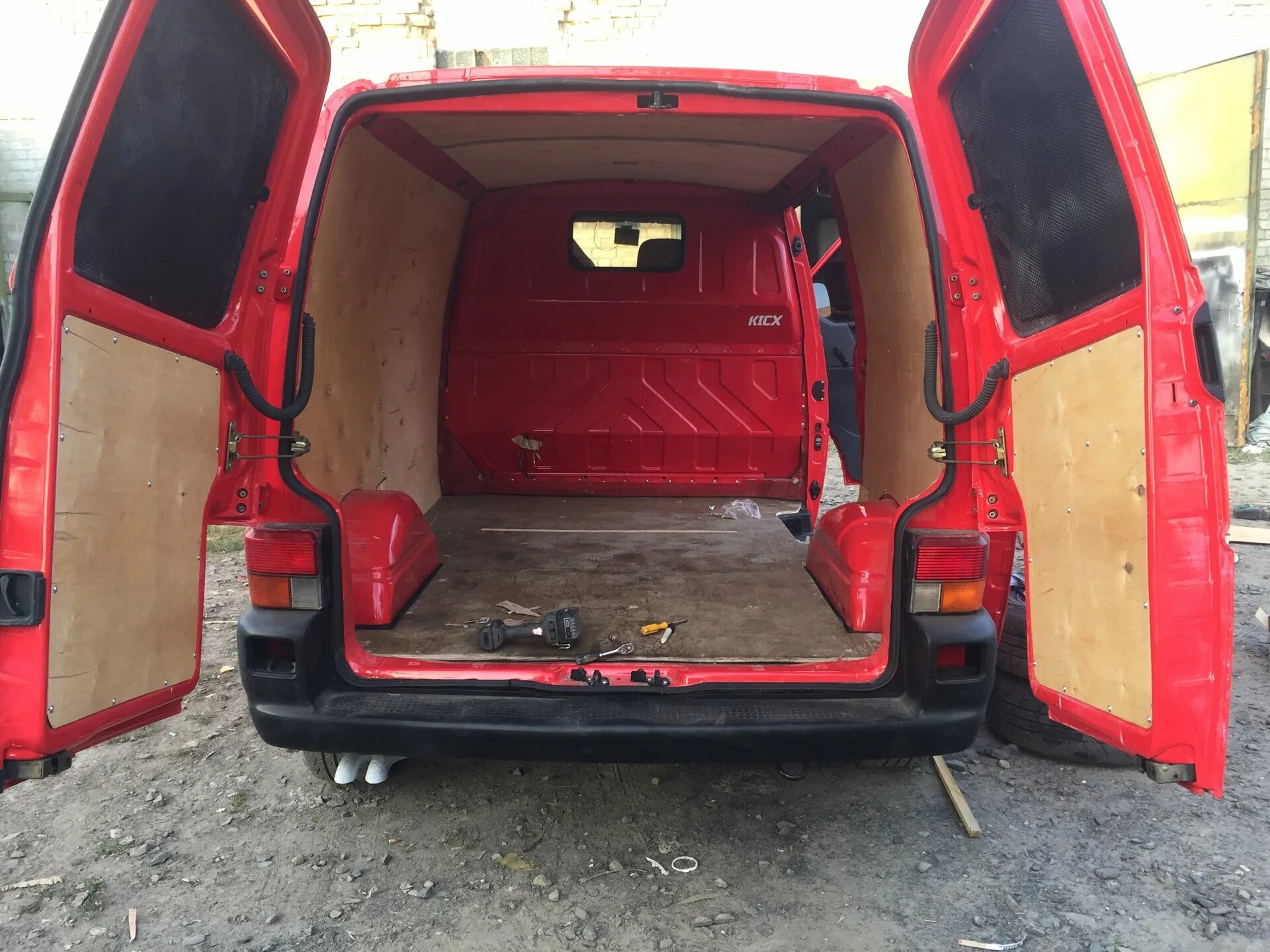 Volkswagen Transporter t4 габариты грузового отсека. Фольксваген т4 грузовой салон. Размер грузового отсека Фольксваген Транспортер т4. VW Transporter t4 габариты багажника.