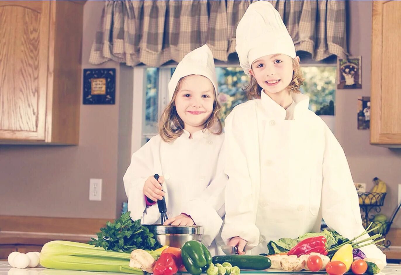 Повар для детей. Кулинарный мастер класс для детей. Дети поварята. Повар готовит.