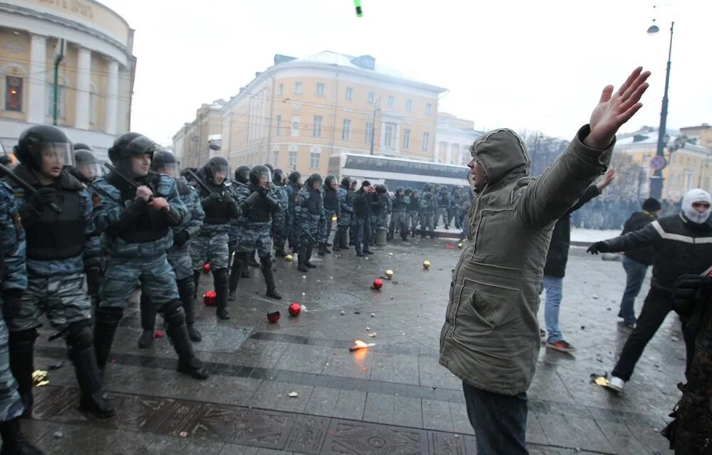 Бунт на Манежной площади 2010. 11.12.2010 Манежная площадь. 2010 - Массовые беспорядки в Москве на Манежной площади.. Беспорядки на Манежной площади 2010.