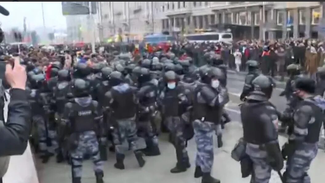 Протестующие бьют ОМОН. ОМОН на Пушкинской площади. ОМОН на параде. Провокаторы россии