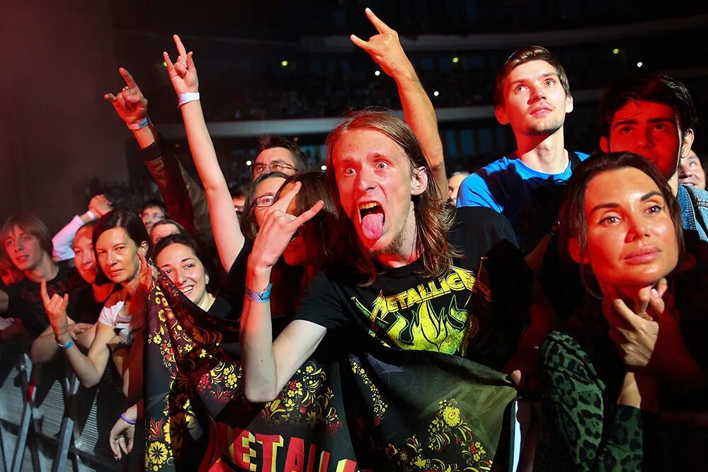 Рок фанаты. Рамштайн с фанатками. Фанаты рок группы. Каста фото с концерта. Фанаты на концерте.