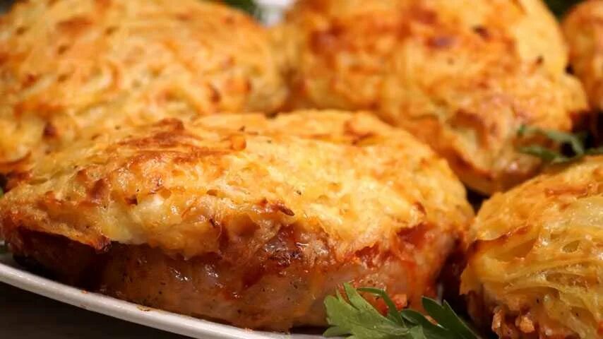 Мясо под картофельной шубкой. Мясо под картофельной шубой в духовке с сыром. Свинина в картофельной шубке. Свинина под сыром в духовке. Мясо под картофельной шубой.