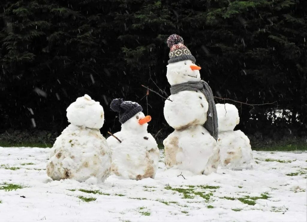Насколько холодно. Снеговик в Англии. Китайский Снеговик. Японский Снеговик. Снеговики в Японии.