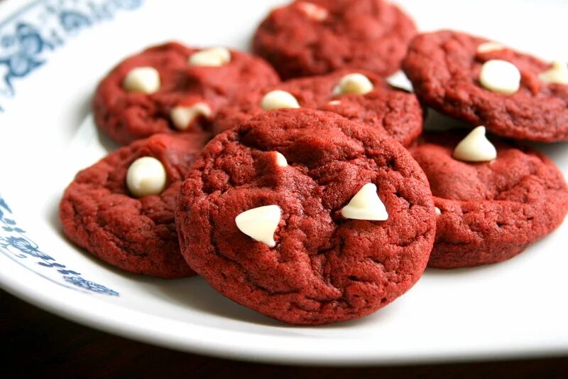 Red cookies. Печенье ред вельвет. Ред вельвет куки. Red Velvet White Chocolate Chip cookies. Красный вельвет куки.