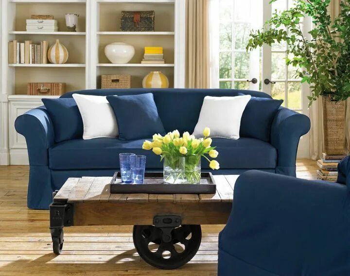 Синий диван. Гостиная с синим диваном. Синий диван в интерьере. Синий диван в интерьере гостиной. Диван синего цвета в интерьере.