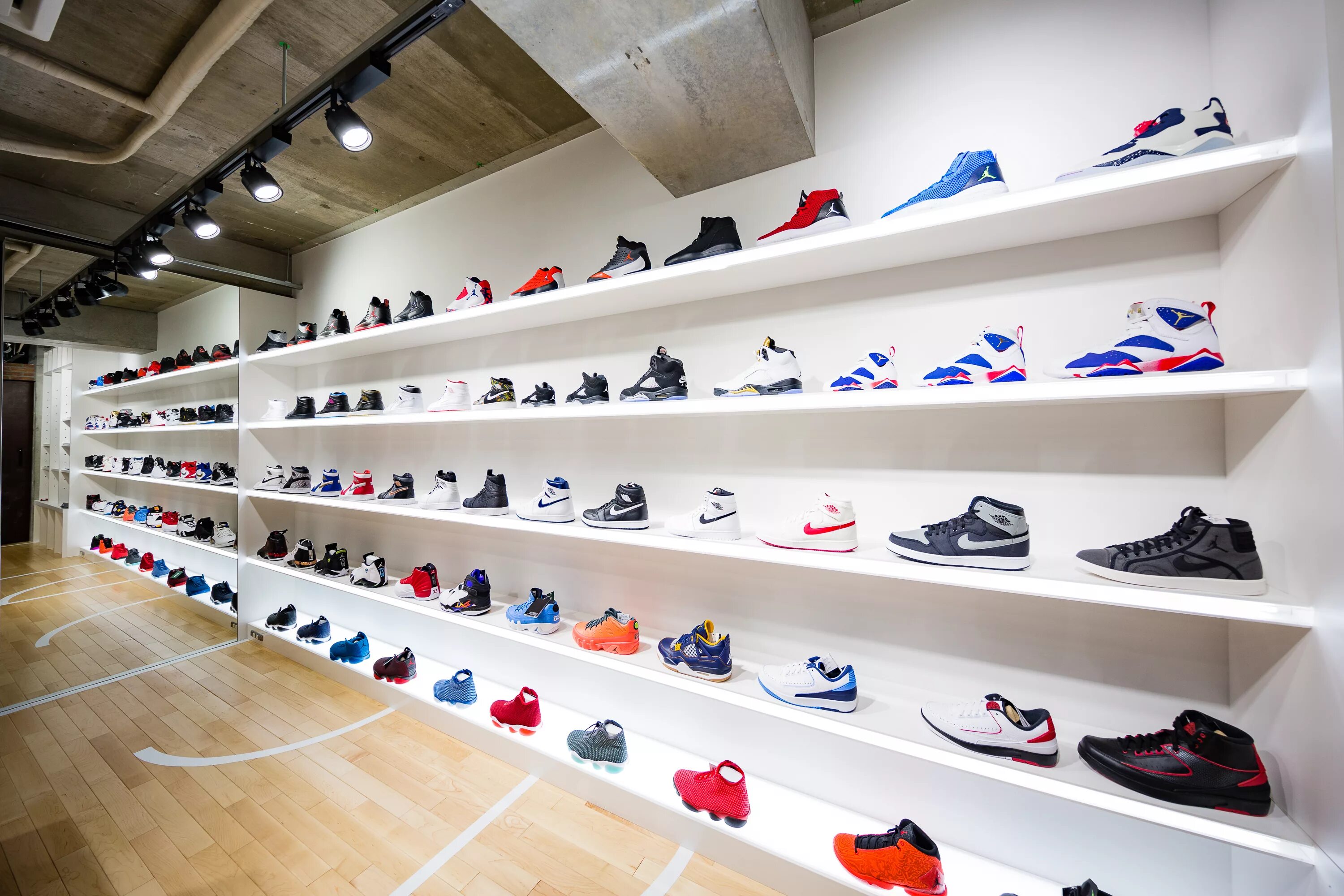 Nike Air Jordan Store. Nike Jordan Boutique. Сникеры Nike Boutique.. Магазин спортивной обуви. Спорт магазин кроссовки