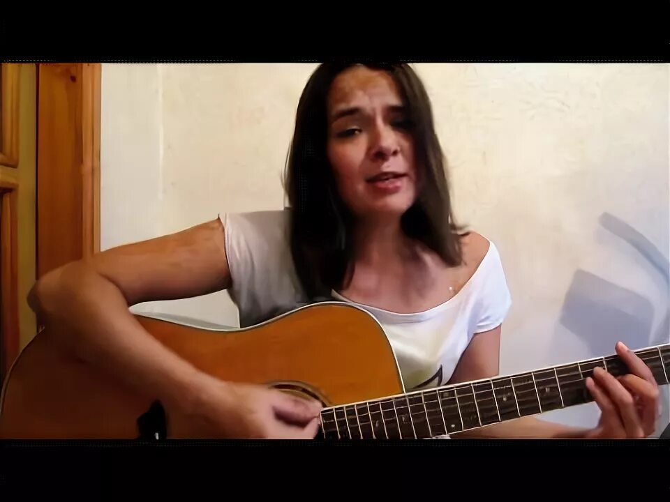 Под гитару десантники. Военные поют под гитару. Гитара обои. Солдаты под гитару. Под гитару без рекламы.