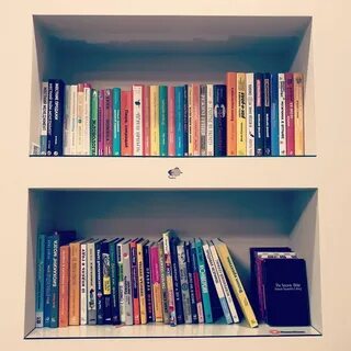 Их любимая полка с книгами
