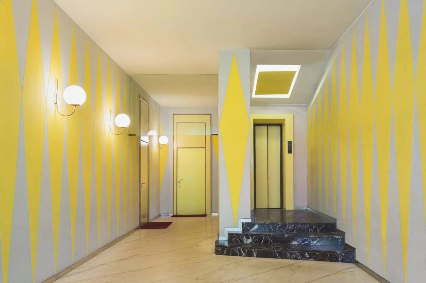 Цвет стен в коридоре. Красивые подъезды многоквартирных домов. Желтый интерьер. Желтая стена. Какой подъезд и какая квартира