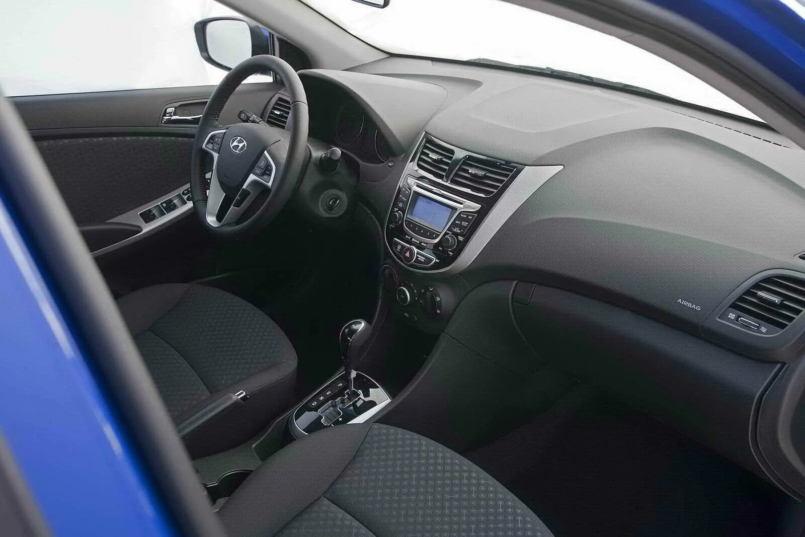 Hyundai solaris 2015 салон. Хендай солярис хэтчбек 2011 салон. Hyundai solaris 2013 хэтчбек салон. Hyundai solaris 2012 салон. Хендай хэтчбек салон.