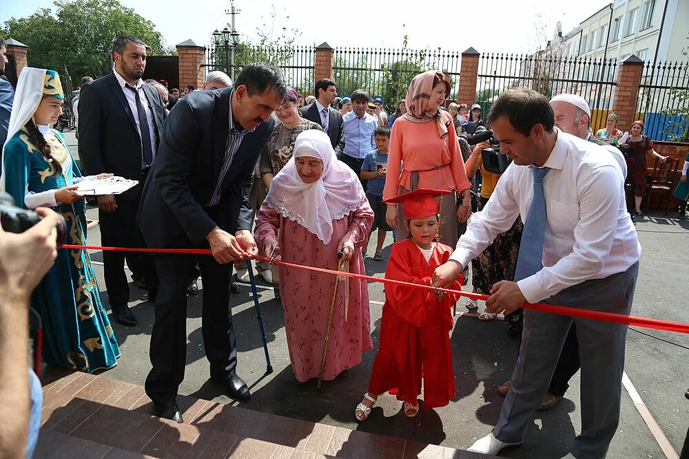 Мэр города карабулак республика ингушетия. Карабулак (город). Администрация города карабулак. Календарь намаза. Мадина мациева.