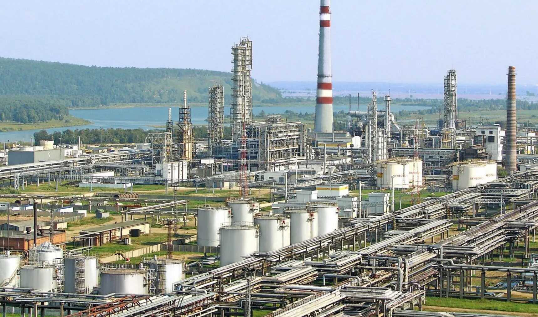 Нефтехимический завод ангарск. Здание нефтехимкомплекса г новый уренгой что за здание. Завод полимеров ангарск. Анхк ангарск. Ангарский нефтехимический комбинат.