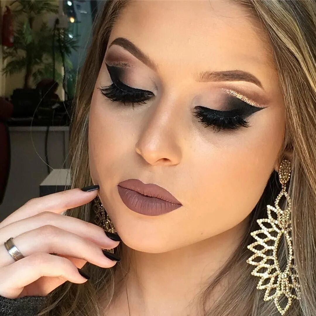 новогодний макияж под черное платье. эффектный макияж. макияж стрелки и красная помада для брюнеток. арабский смоки айс. гоар аветисян макияж 2022.