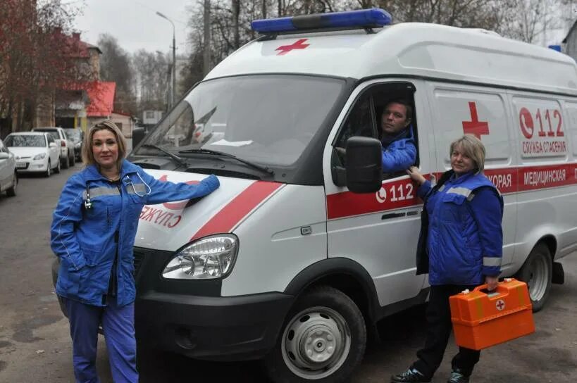 Выплаты работникам скорой медицинской помощи. Сотрудники скорой помощи. Скорая работники. Работница скорой помощи. Медики скорой помощи.