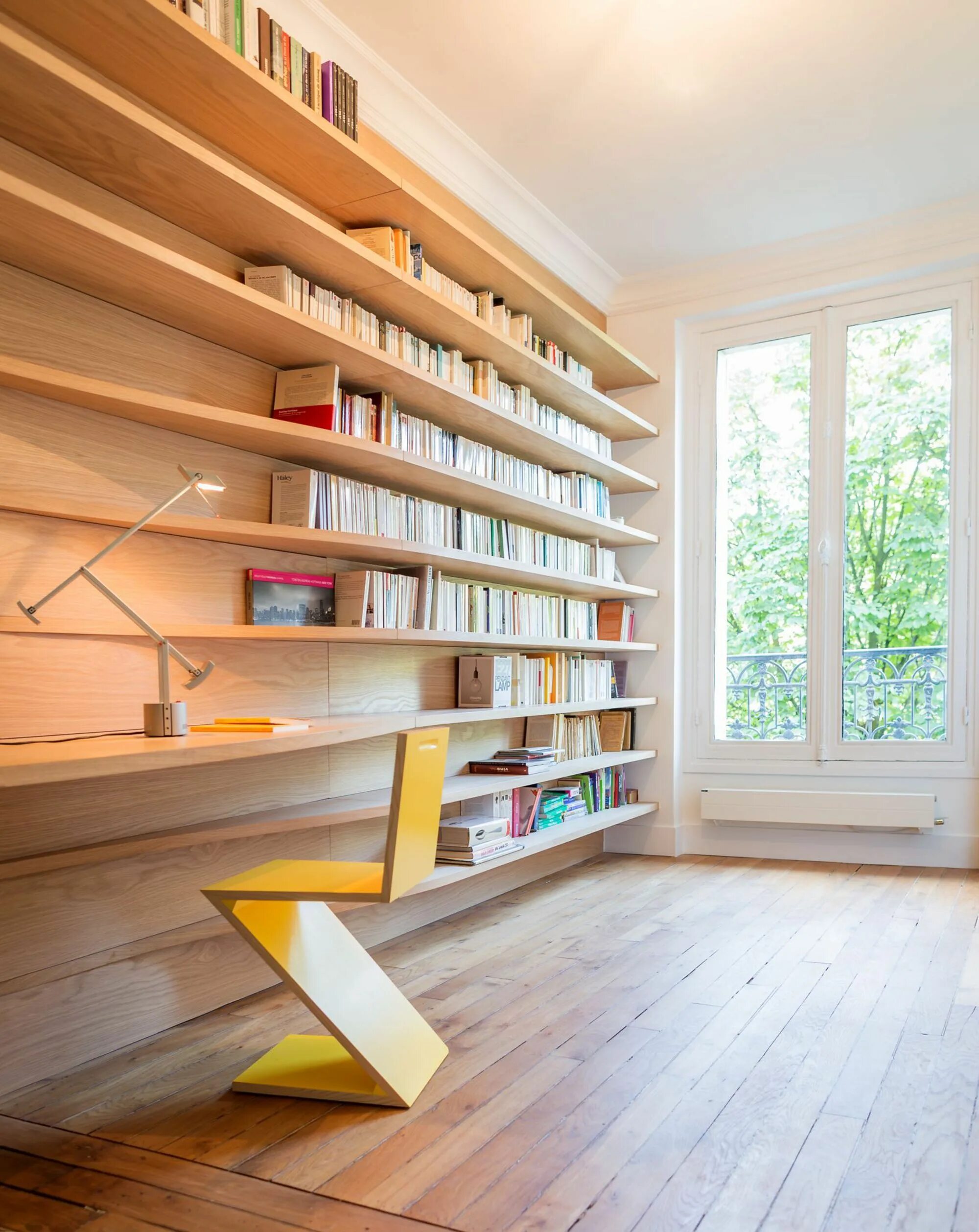 Шкаф для книг. Книжная полка в потолок. Книжный стеллаж до потолка. Стеллаж во всю стену. Книжная полка в потолок.