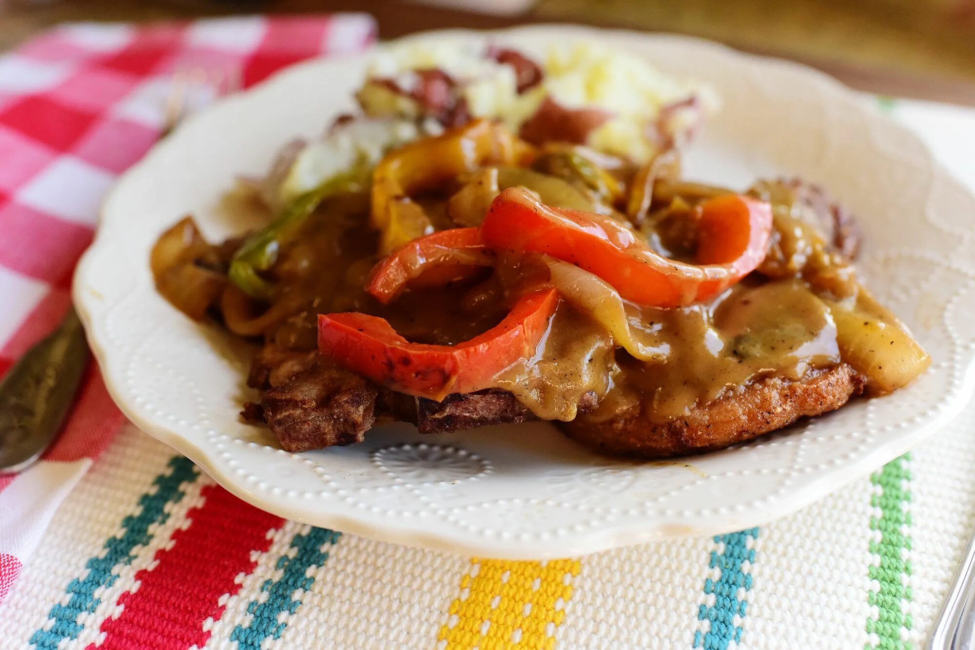 Свинина с овощами вкусно. Свиная отбивная с овощами. Отбивную с тушеными овощами. Гарнир к свинине. Отбивные с гарниром.