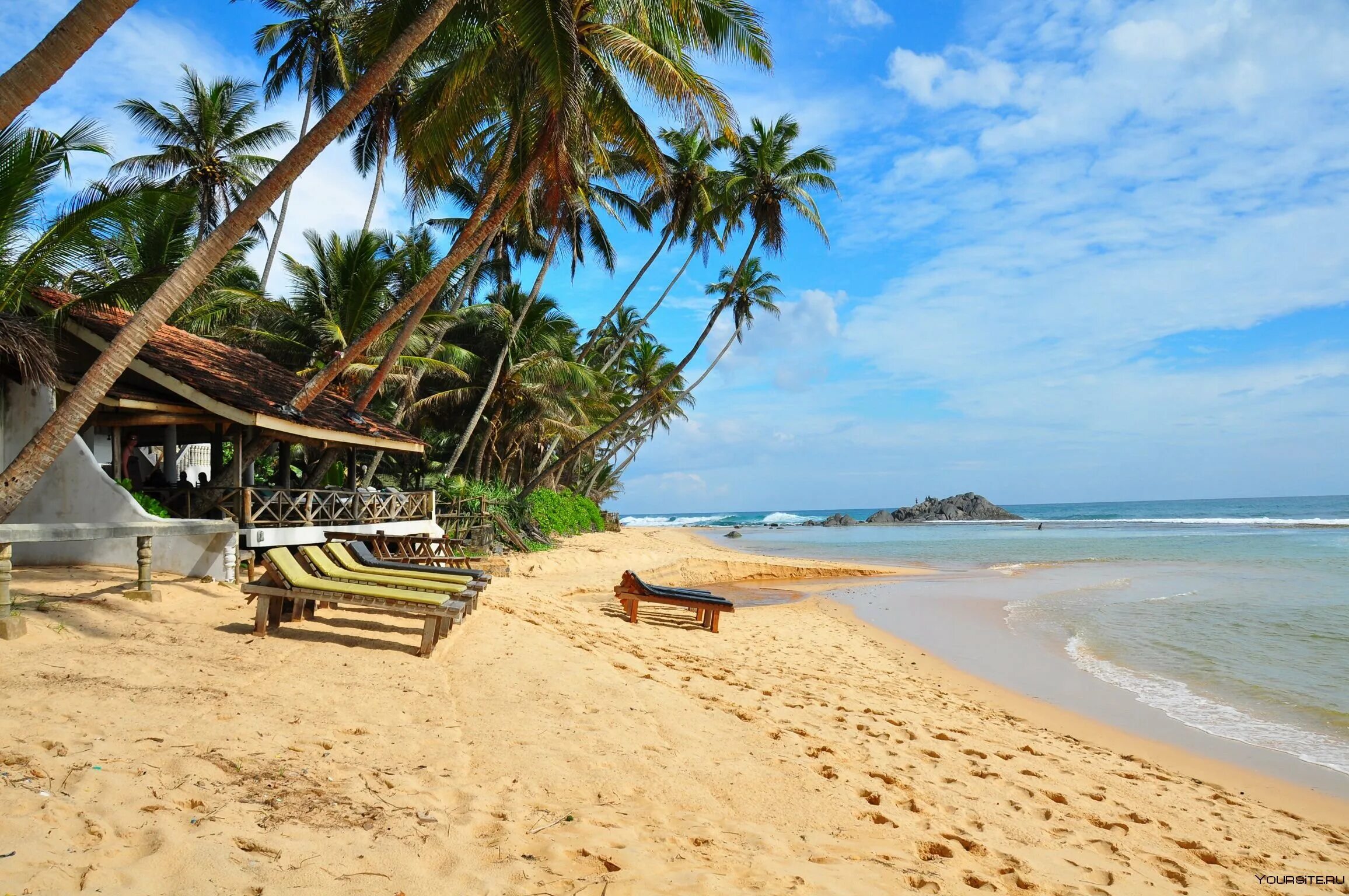 Пляжи шри ланка отзывы. Виджая Бич Шри Ланка. Пляж Мирисса Шри Ланка. Виджая Бич Шри Ланка Унаватуна. Пляж Хиккадува Шри Ланка.