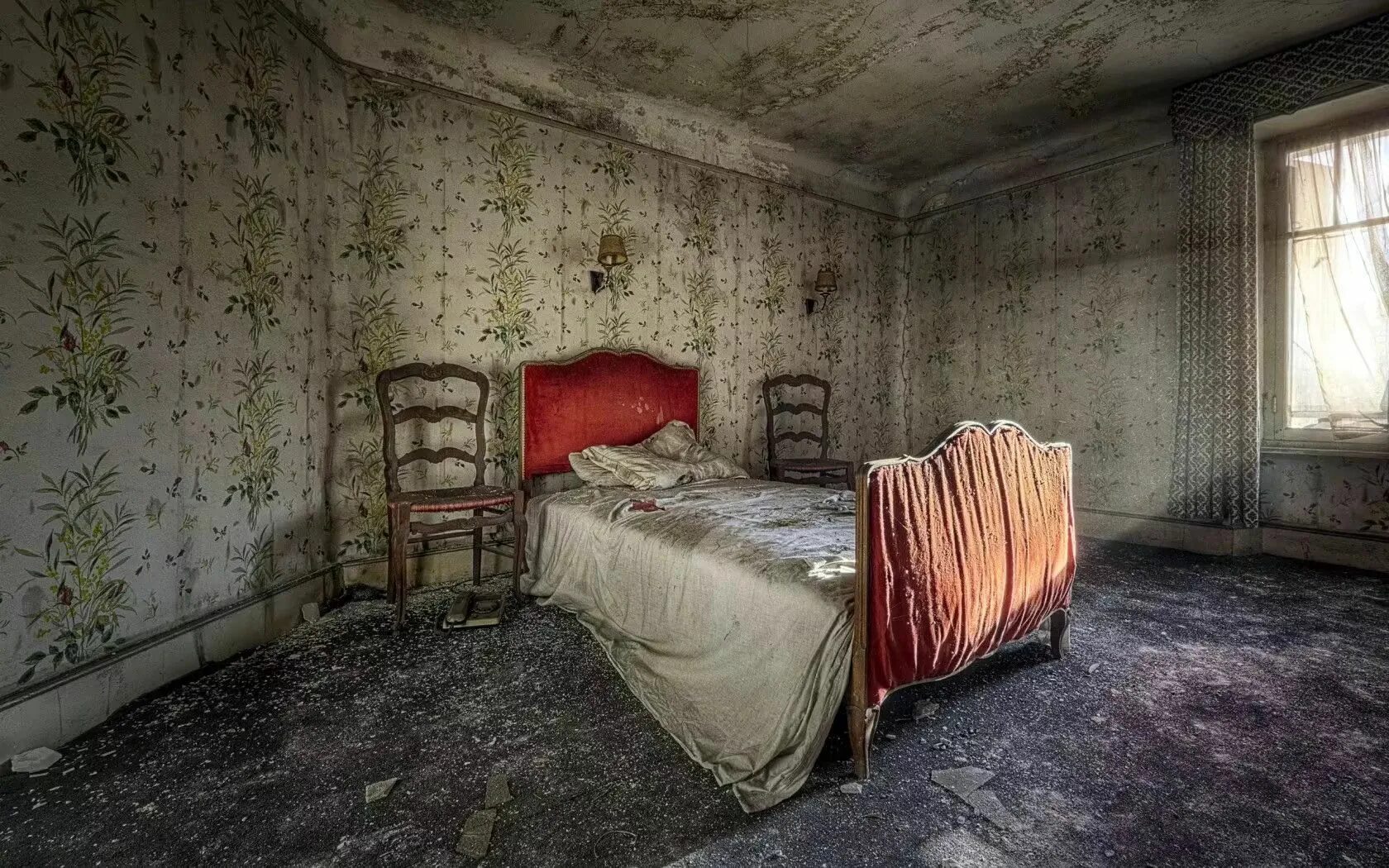 Спальня некрасивая. Старая комната с кроватью. Старая спальня. Старая комната.