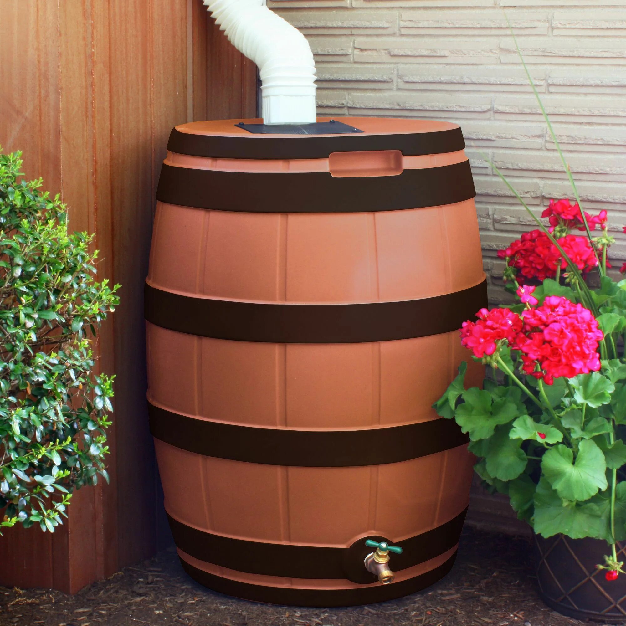 Бочка для воды для полива огорода. Rain Barrel бочка. Дождевая бочка Rain Barrel. Бочка для дождевой воды. Бочка в саду.