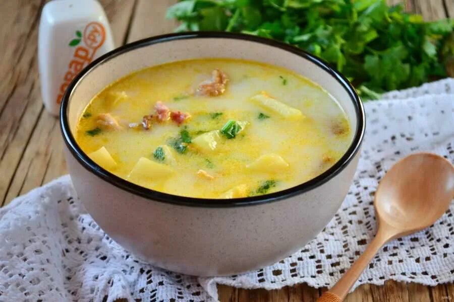 Суп с окорочком. Суп с копченой курицей и плавленным сыром. Суп из копченой курицы с плавленным сыром. Куриный суп с плавленым сыром. Сырный суп с копченой курицей и плавленным сыром.