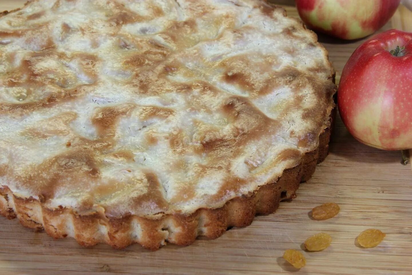 Яблоки заливные тестом. Заливной яблочный пирог. Яблочный пирог на сметане. Сметанный пирог с яблоками. Заливной пирог с яблоками.