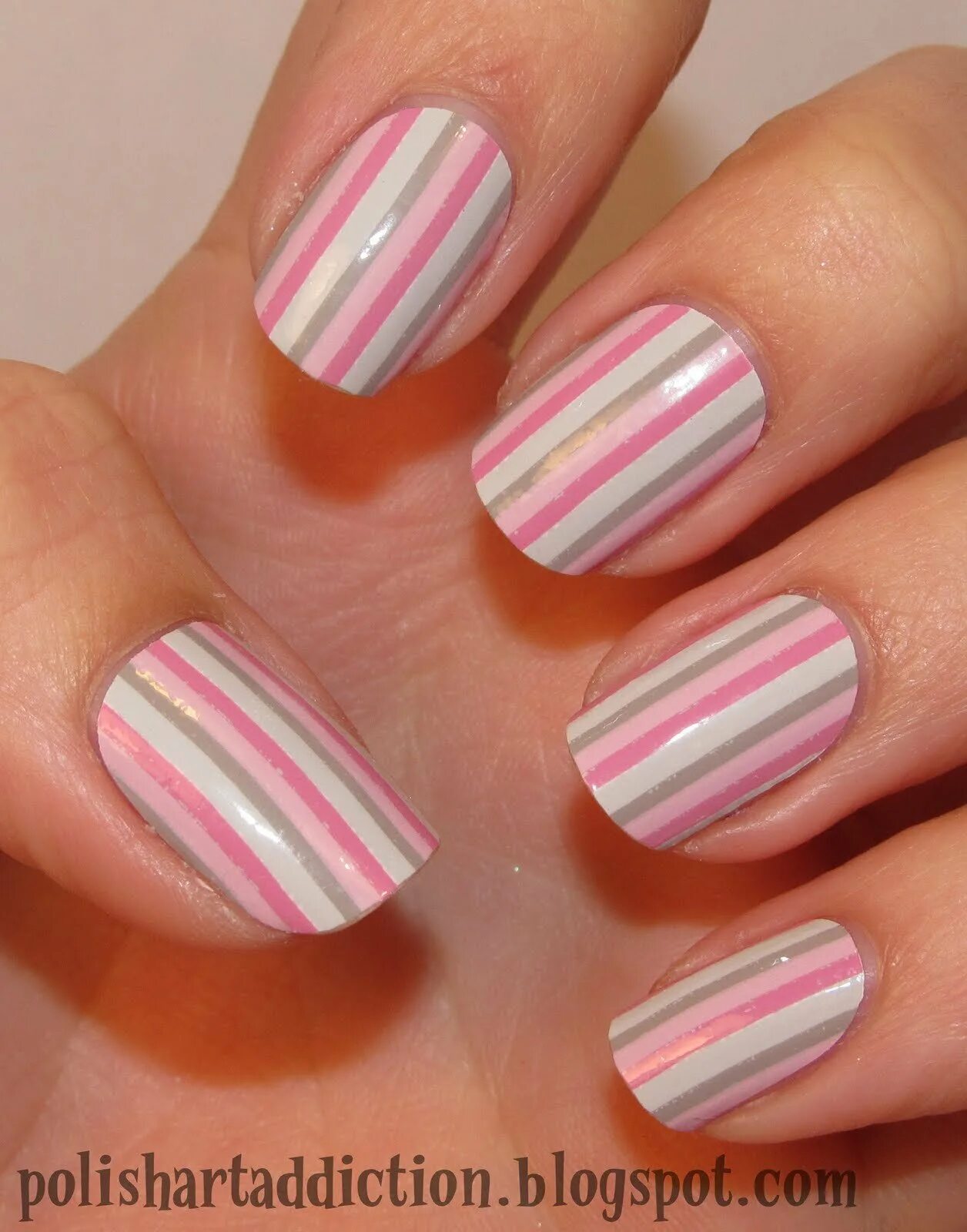 маникюр полоски на ногтях. французский маникюр с полосками. маникюр полоски на ногтях. маникюр с вертикальными полосками. маникюр на короткие ногти с полосками.
