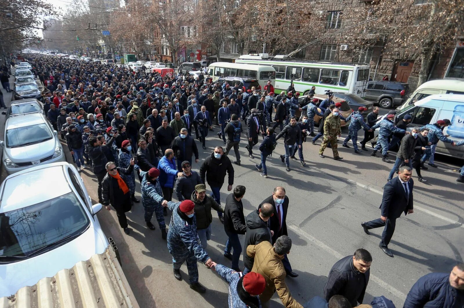 Армения сегодня ютубе. Обстановка митинги в Ереване. Протесты в Армении 2021. Политическая обстановка в Армении. Сегодняшние события в Армении.