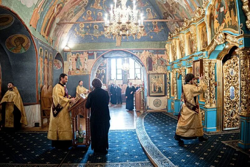 почему в православных храмах стоят. поместный собор 27 мая 2022 года. почему в православных храмах стоят. православный храм. почему в православных храмах стоят.