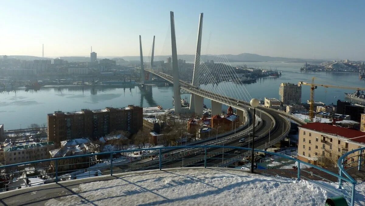 1 канала владивосток на сегодня. Золотой мост Владивосток зимой. Золотой мост Владивосток 2021 зима. Золотой Рог Владивосток зимой. Владивосток март 2022 золотой мост.
