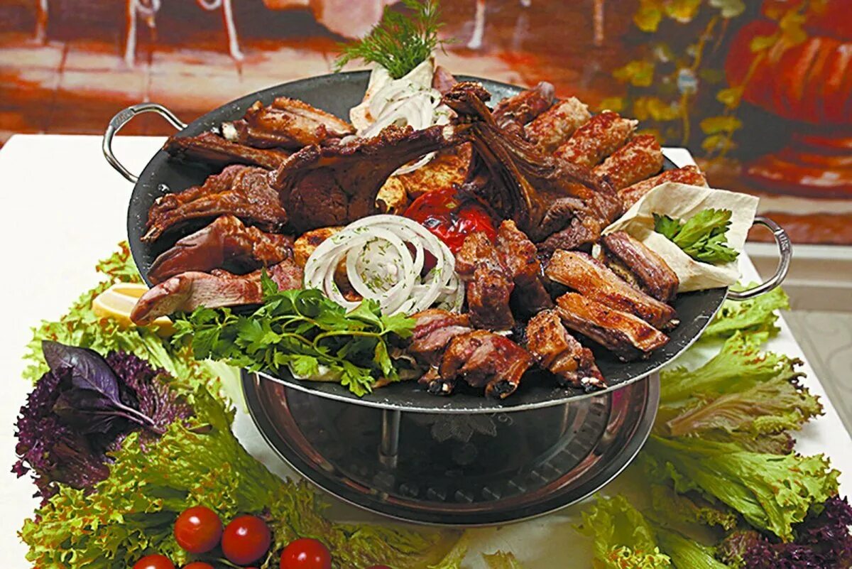 Садж мясной. Садж кебаб ассорти. садж кебаб блюдо. садж кебаб азербайджанский. садж кебаб ассорти баранина.