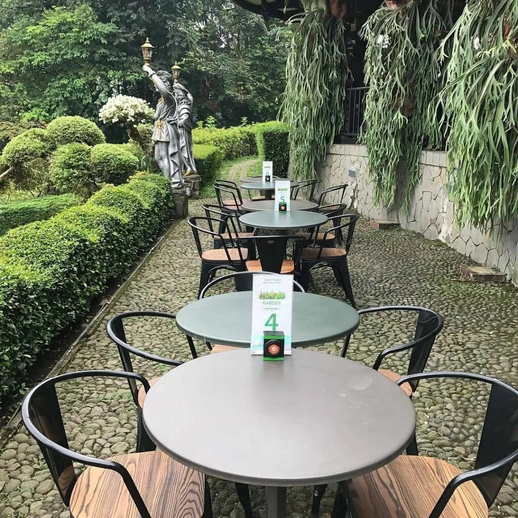 Кофейня гарден. Кафе бонн гарденс. garden cafe боржоми. кафе в саду. кафе garden.