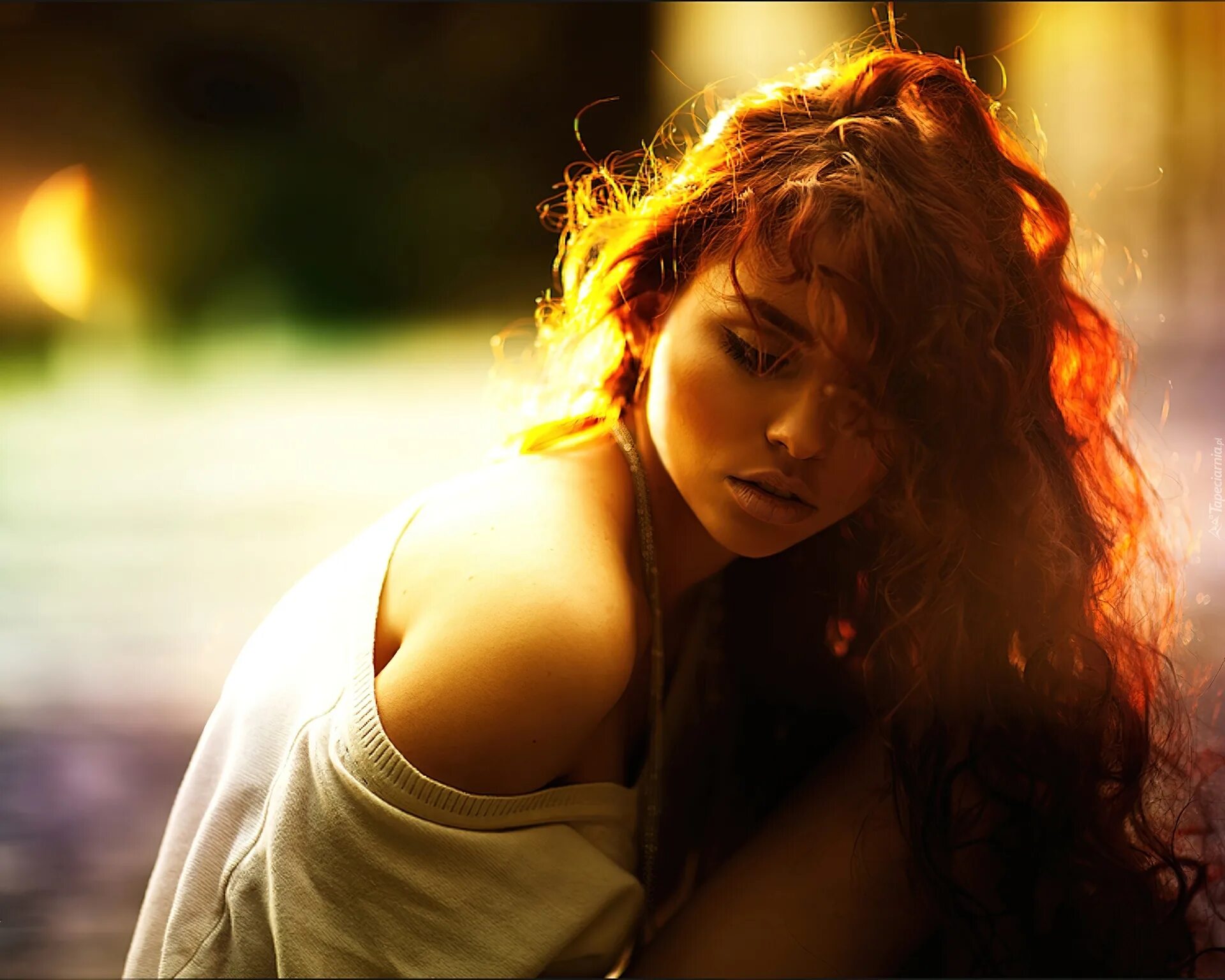 оливия винтер модель рыжая. рыжеволосая девушка картина. красивая девушка под душем. моется в душе. картина с рыжей девушкой.