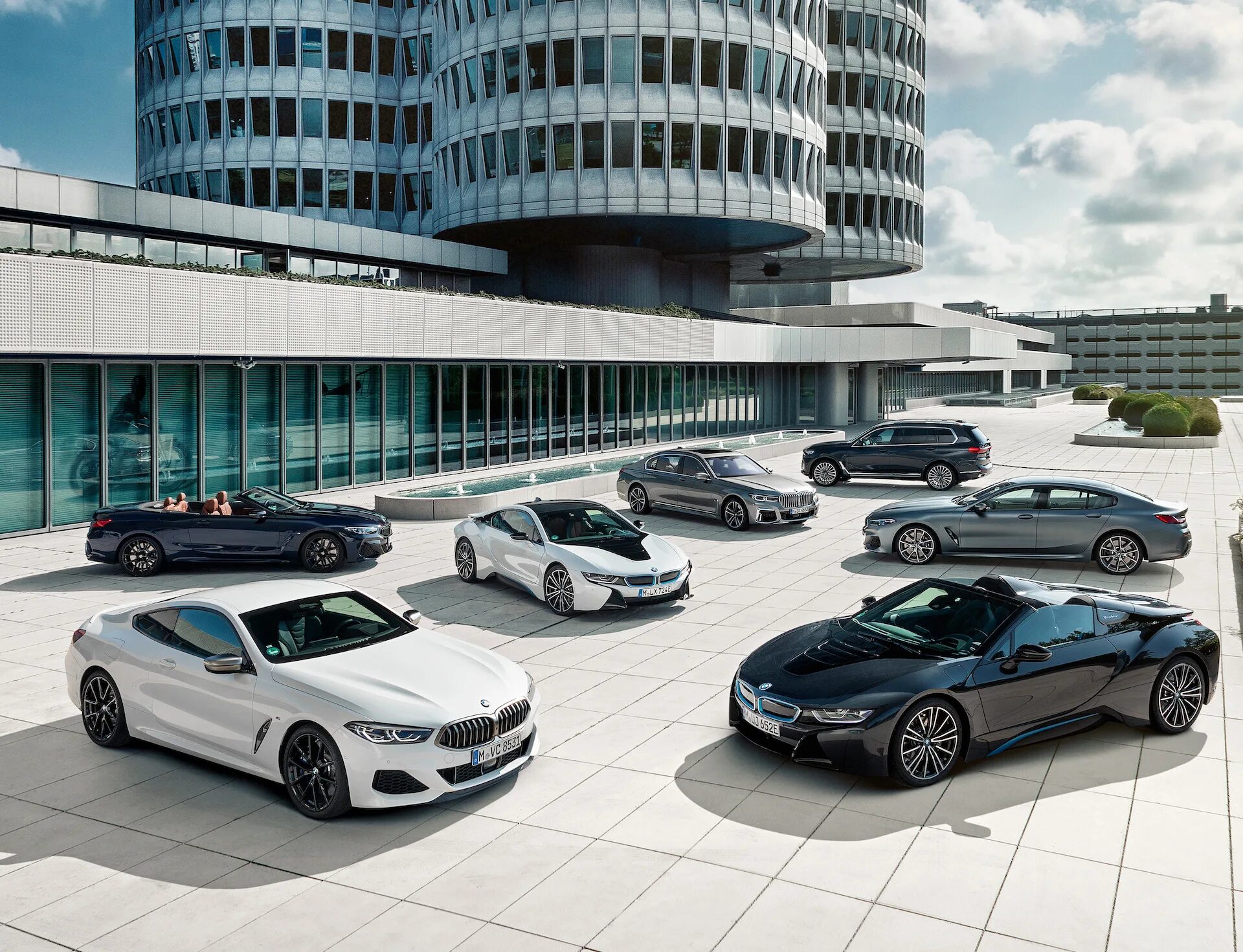 Bmw group. Штаб квартира бмв в германии. Где бмв стоит. Bmw m4 cs. Где бмв стоит.