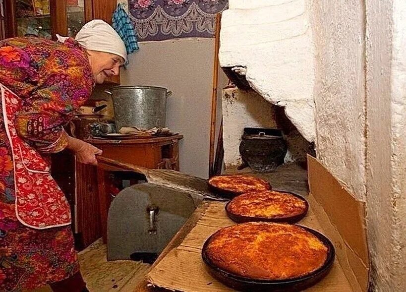 Еда из печи суздаль. Бабушка печет пирожки в русской печке. пироги из русской печки. хлебы в деревенской русской печке. деревенский хлеб из печи.