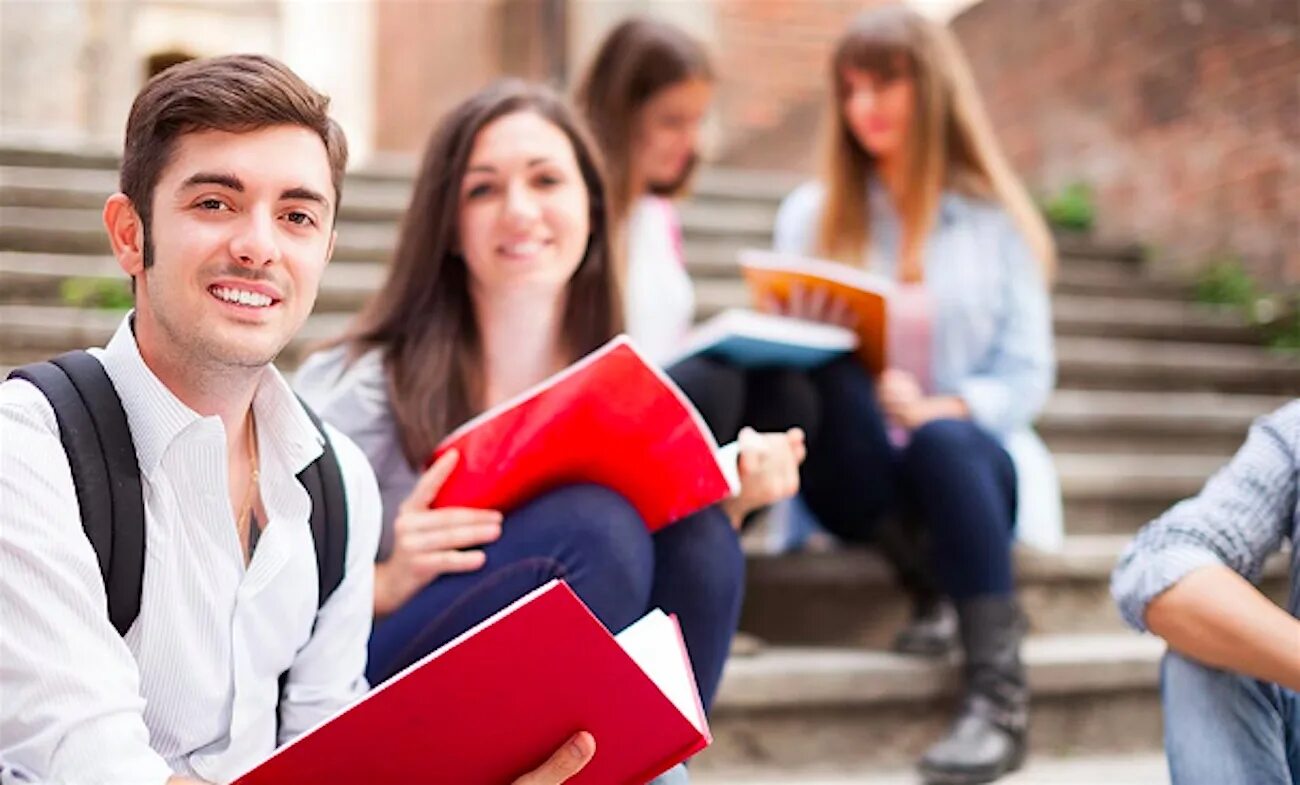 I am a student of university. A university or an. Девушка студентка улыбается. Студенческая жизнь во франции. I am a student of university.