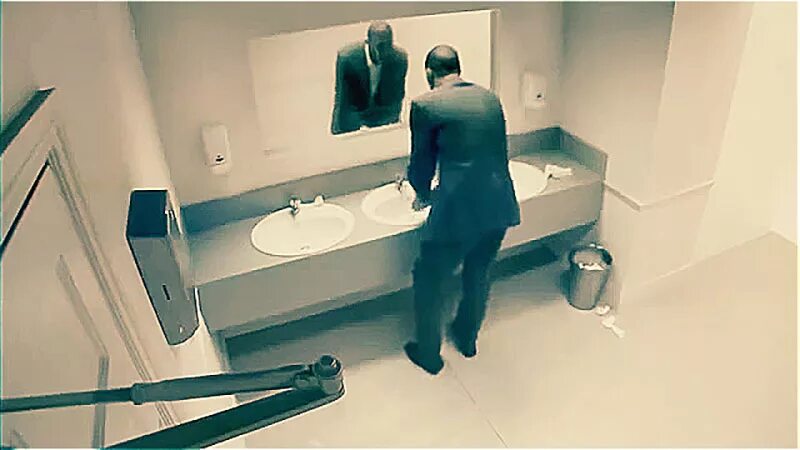 мальчики скрытая камера. парни скрытое видео. засняли камеры видеонаблюдения. со скрытых камер. скрытая камера.