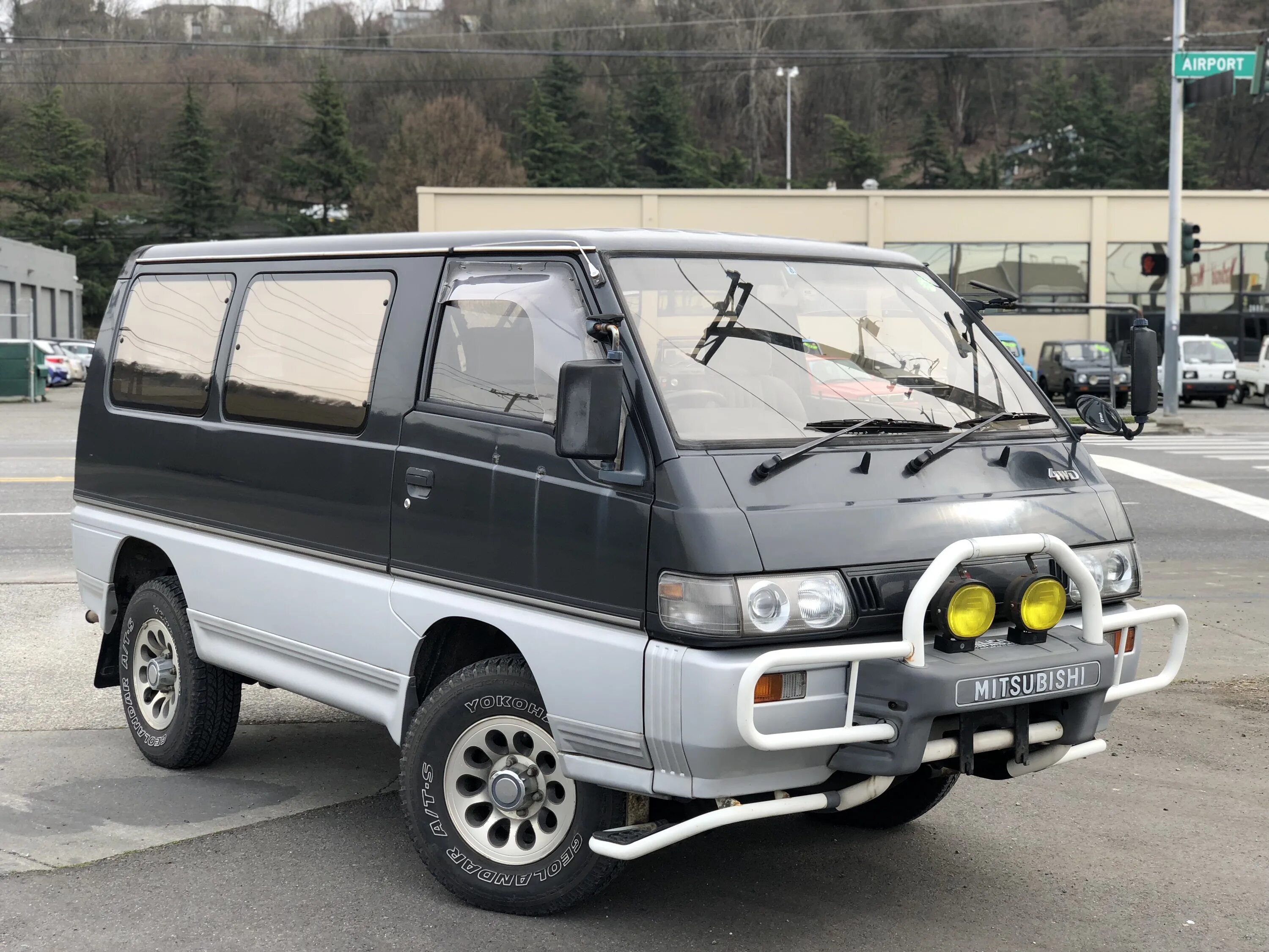 Delica 3. Mitsubishi Delica 3 поколение. Mitsubishi Delica 4x4. Мицубиси Делика 4 поколение. Mitsubishi Delica 2 поколение.