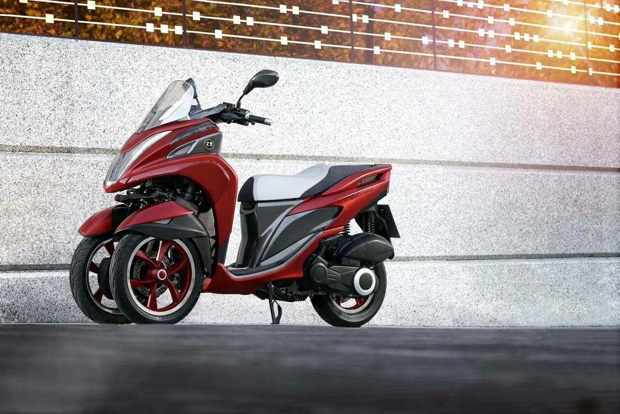 Yamaha Tricity 125. Yamaha скутер 125 трицикл. Скутер Хонда Хуго х50 трёхколёсный. 125 Yamaha Tricity Scooter 125 Black. Закрытый мопед