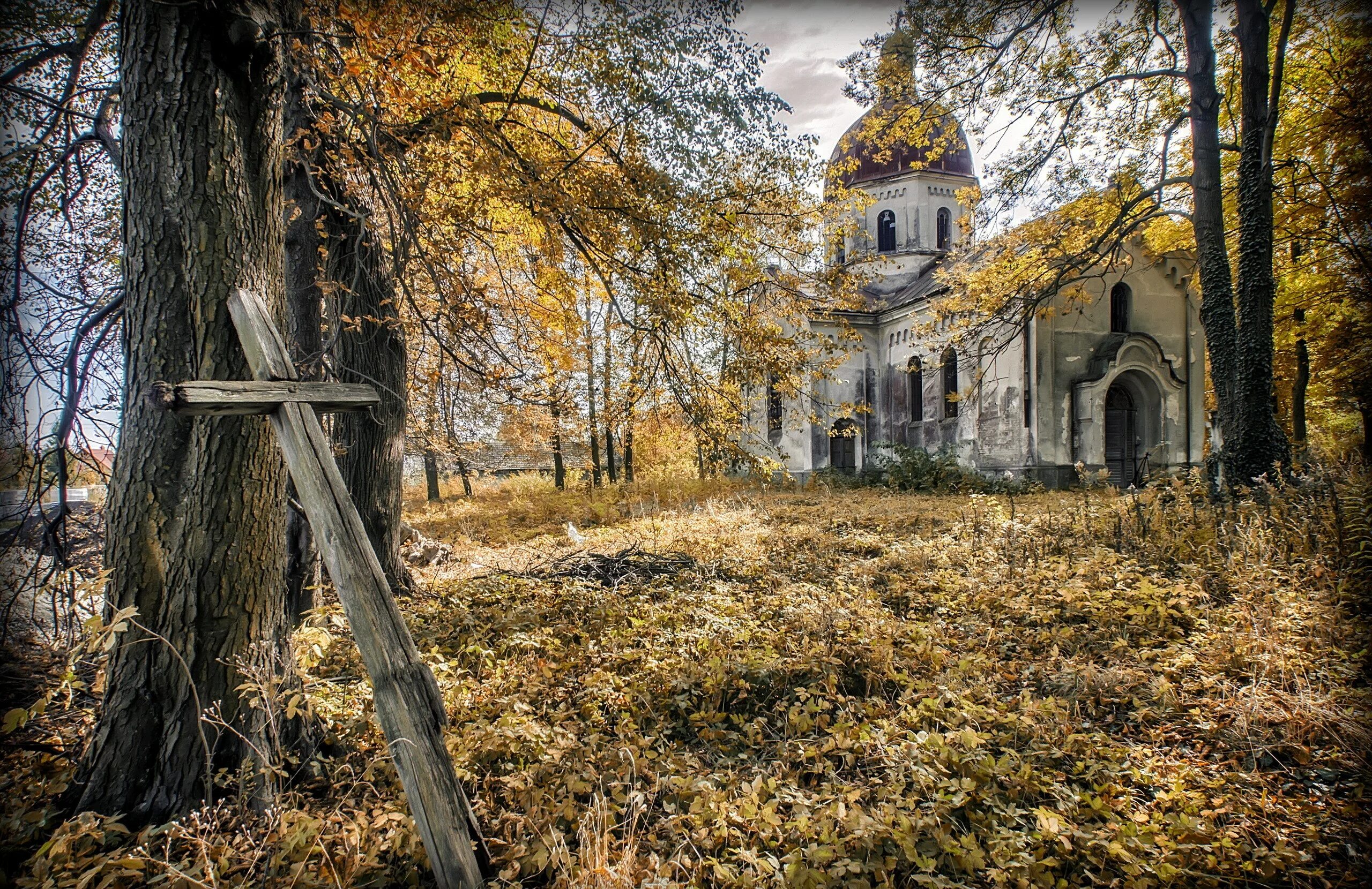 Осенний православный храм в Архангельской области. Мельниково Церковь поздняя осень. Храм Свердловской области в лесу. Монастырь скит глушь.