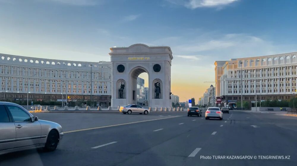 Улица орынбор в астане. Ул. Ул мангилик ел. Арка мангилик ел в астане скульптуры аксакала. Проспект мангилик ел.