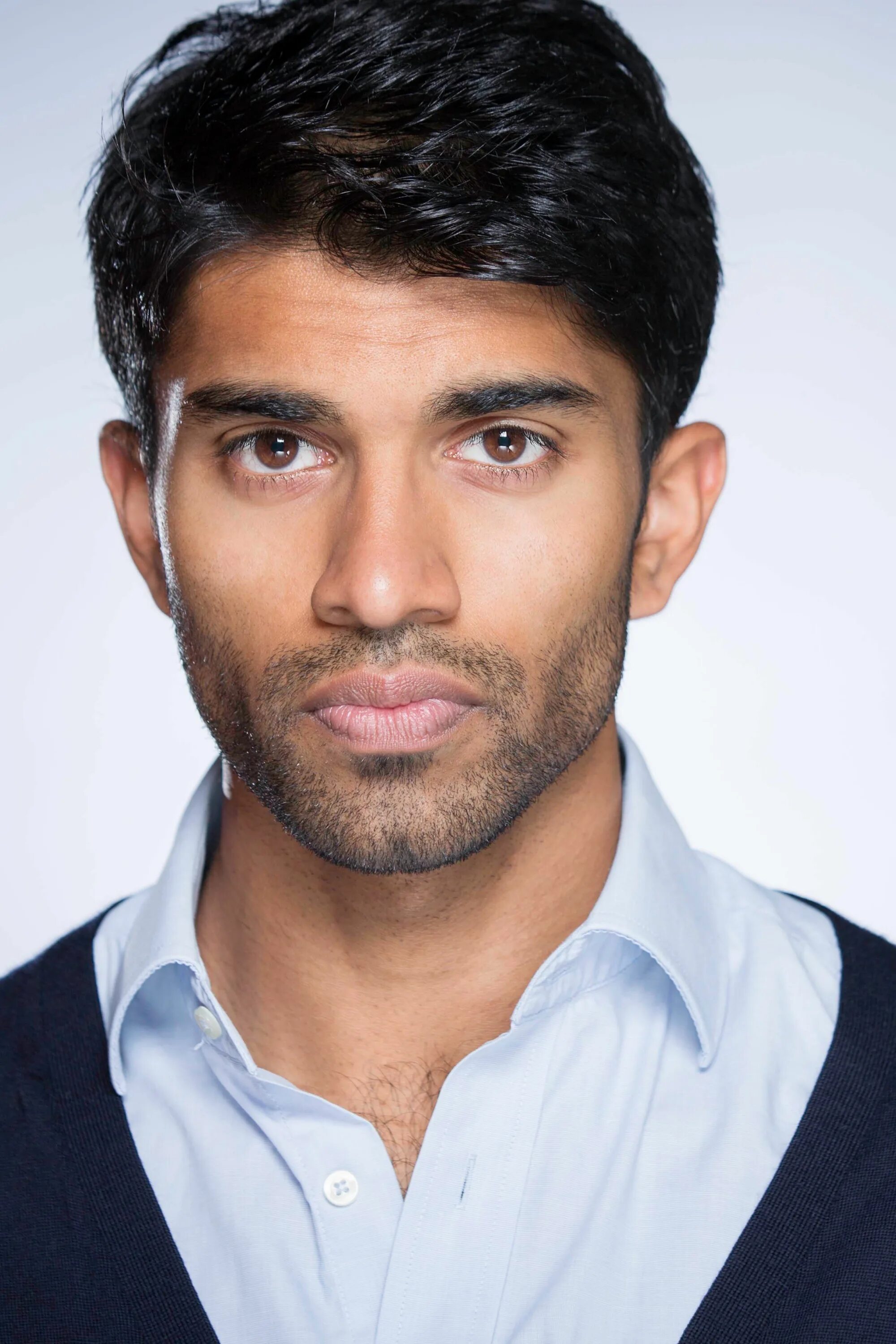 Indian guy with barbeque. Handsome guy india. Индийский мужчина в профиль. Indian guy. Manish sharma.