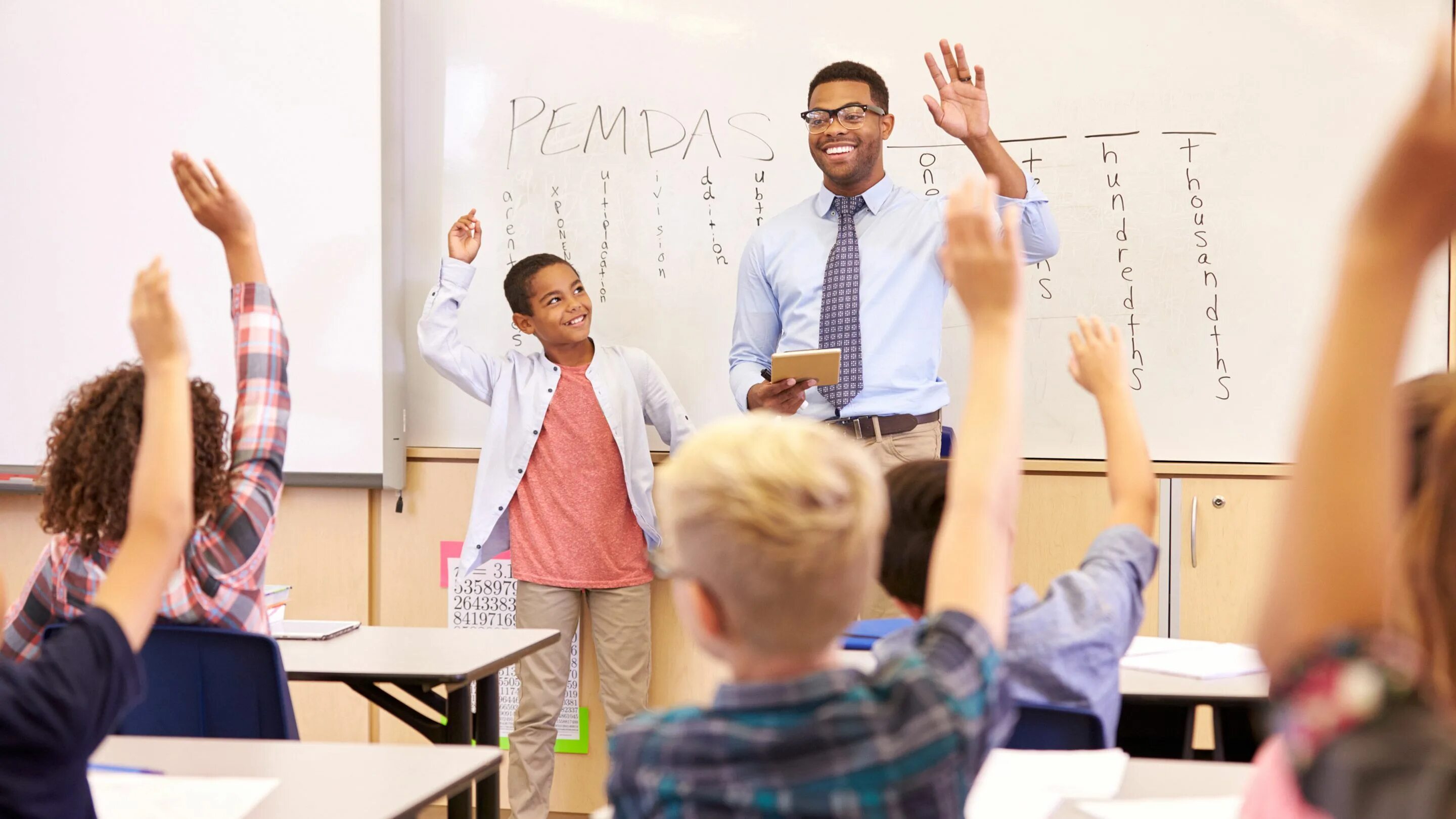 The are good pupils. Учитель. Американский учитель и ученики. Учитель английского в классе. Учитель в американской школе.