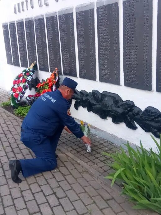 Ситуация в теткино. Посёлок тёткино. Возложили цветы фото в поселке. Памятник в посёлке тёткино Лёни. Бой в теткино курской области сегодня