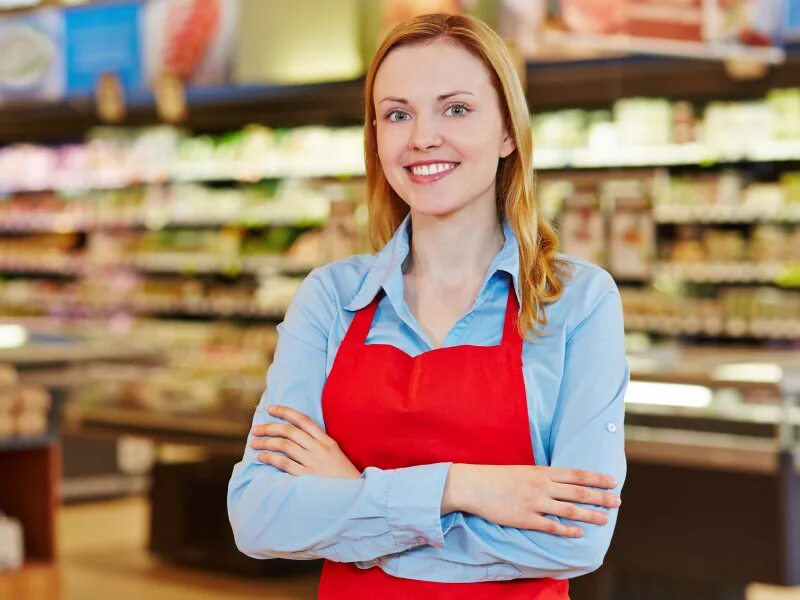 Продавец и покупатель. Кассирша в магазине. Продавец. Продавец в магазине. Продавец в продуктовом.