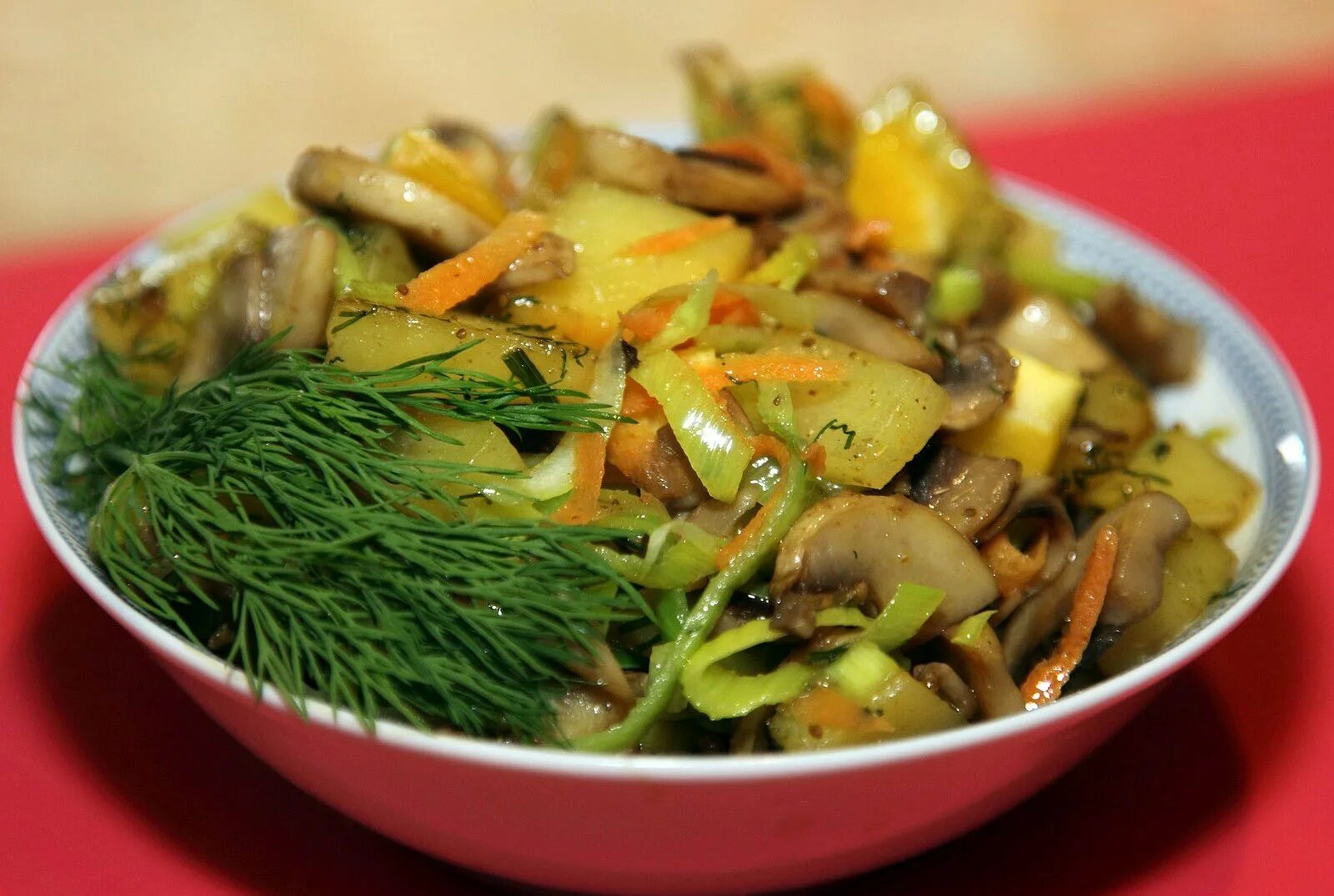 Маринованные грибы можно жарить с картошкой. Салат картофельный с грибами. салат с картошкой и грибами. жареная картошка с грибами и салат. салат из белых грибов с картофелем.